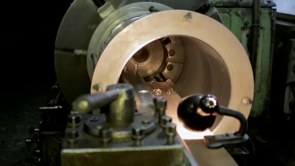 生产中的大型金属圆柱零件的磨削工艺 — 图库视频影像