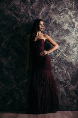 Abiye koyu arka plan üzerinde poz kadında