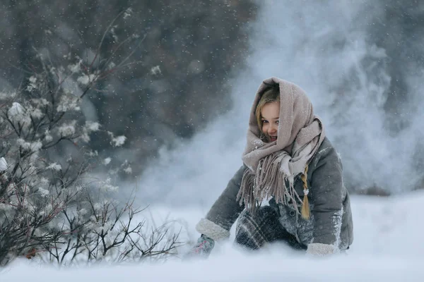 Menina bonito na floresta no inverno. nevar — Fotografia de Stock