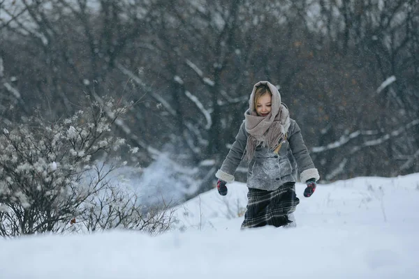 Menina bonito na floresta no inverno. nevar — Fotografia de Stock