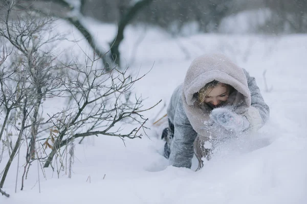 Menina bonito na floresta no inverno. nevar — Fotografia de Stock