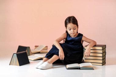 sevimli küçük kız kitap okuma.