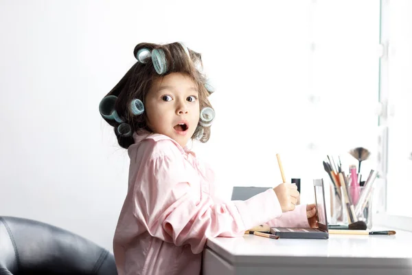 Niedlich Überrascht Kleines Mädchen Spielt Mit Ihren Müttern Kosmetik Vor — Stockfoto