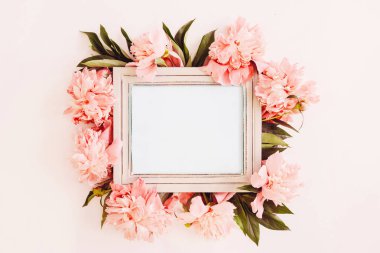 Şakayık çiçekleri ile süslenmiş pastel ahşap çerçeve, yazı için yer. maket yap