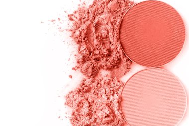 Ezilmiş göz farı ve beyaz arka plan üzerinde izole yuvarlak göz farı