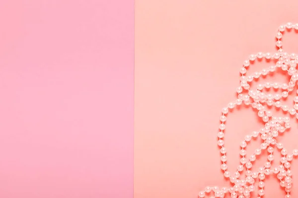 コーラルとピンク背景に真珠のネックレス — ストック写真