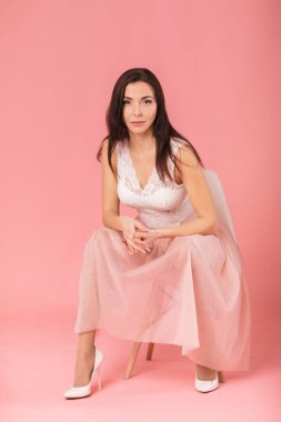 pembe bir arka plan üzerinde pembe yemyeşil etekle büyüleyici kadın.