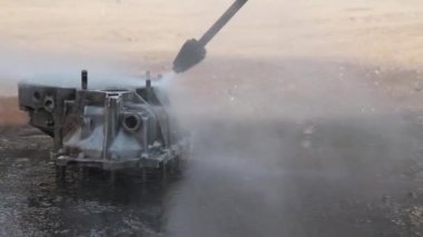 Büyük bir metal parça yıkama hortumu. çamaşır şanzıman