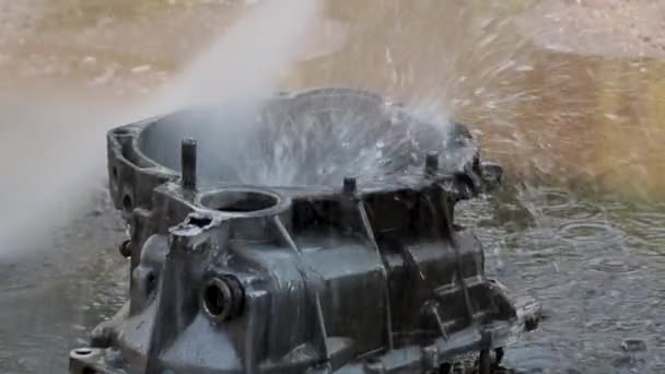 Slang wasmachine een grote metalen deel. wassen versnellingsbak — Stockvideo
