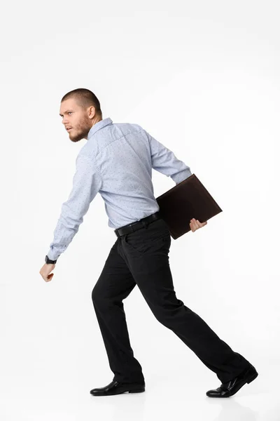 Hombre de negocios con estuche de cuero sobre fondo blanco — Foto de Stock