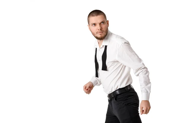 Jonge, bebaarde man in een wit overhemd en een strikje — Stockfoto