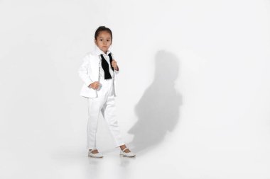 küçük kız modeli beyaz takım elbise ve kravat moda