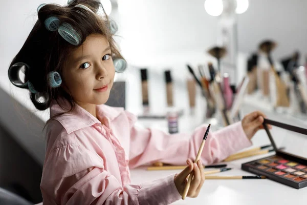 Linda niña jugando con sus madres cosmética — Foto de Stock