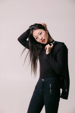 siyah ceketli studio poz Asya modeli