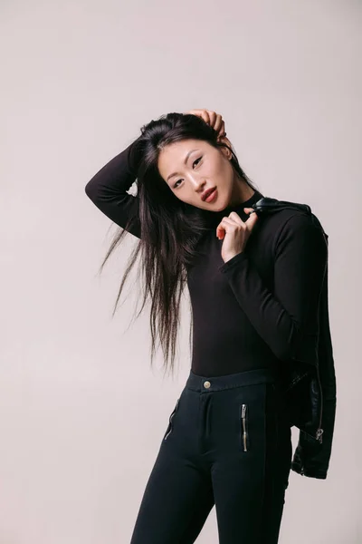 스튜디오 포즈 검은 자 켓에 아시아 모델 — 스톡 사진