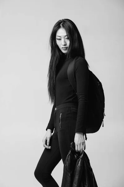 Asiatiska modellen i svart jacka poserar i studio — Stockfoto