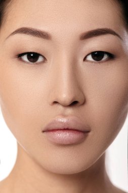 Beyaz arka plan üzerinde genç Asyalı kadınla