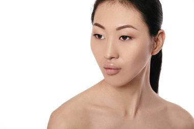 Beyaz arka plan üzerinde genç Asyalı kadınla