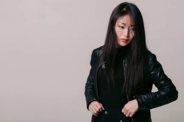 siyah ceketli studio poz Asya modeli
