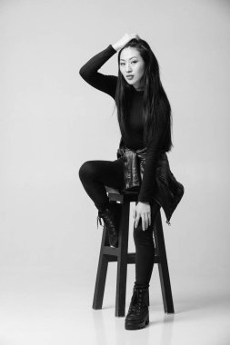 siyah ceketli studio poz Asya modeli