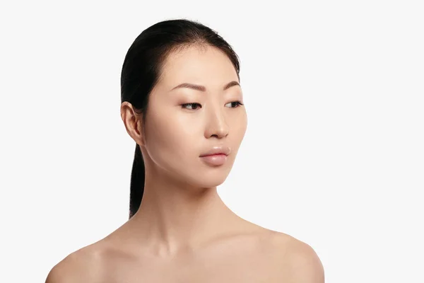 Ung asiatisk kvinna med på vit bakgrund — Stockfoto