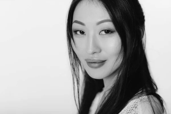 Beautiful asian woman in white shirt posing in studio. — Stock Photo, Image