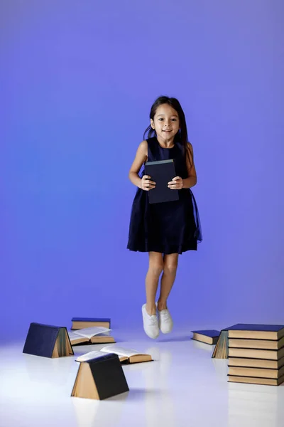 Schattig klein meisje is het lezen van een boek. — Stockfoto