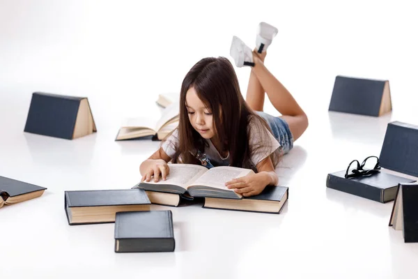 Linda Niña Denim Está Leyendo Libro Suelo Con Grupo Libros —  Fotos de Stock