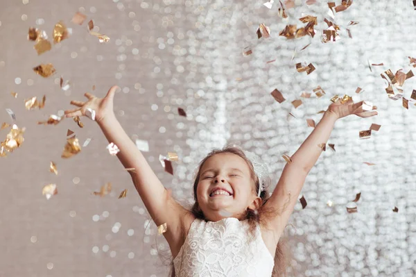 Petite fille enfant en robe princesse sur fond de confettis — Photo
