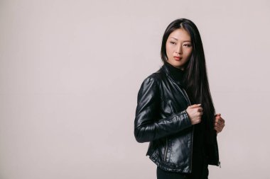 siyah ceketli studio poz Asya modeli
