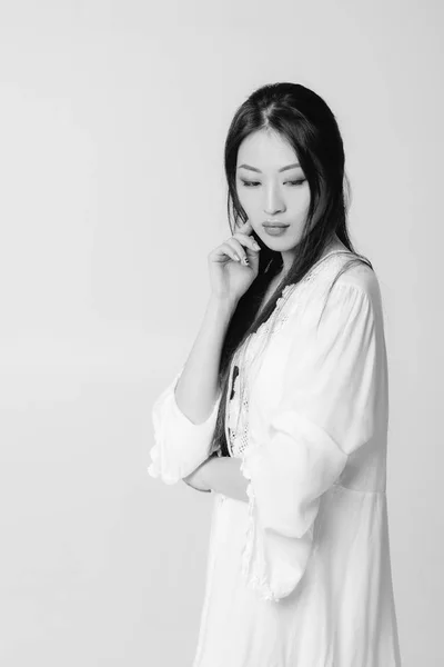 ผู้หญิงเอเชียสวยในเสื้อสีขาว โพสในสตูดิโอ . — ภาพถ่ายสต็อก