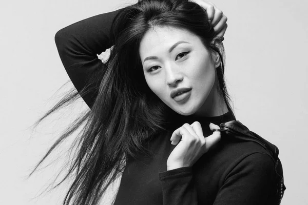 Asiático modelo no preto jaqueta posando no estúdio — Fotografia de Stock