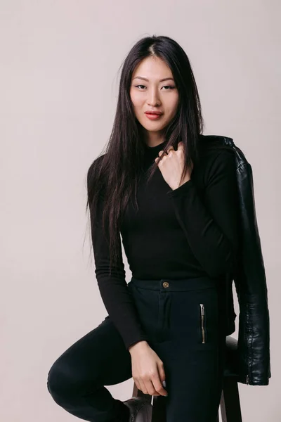 Asiático modelo no preto jaqueta posando no estúdio — Fotografia de Stock