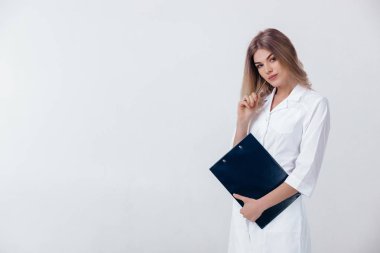 Tıbbi doktor doktor kadın beyaz paltolu klasör tutar