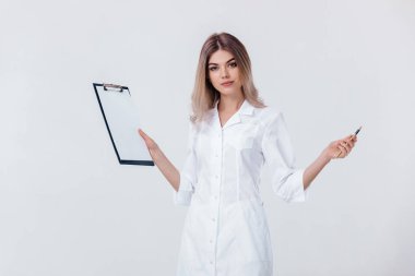 Tıbbi doktor doktor kadın beyaz paltolu klasör tutar