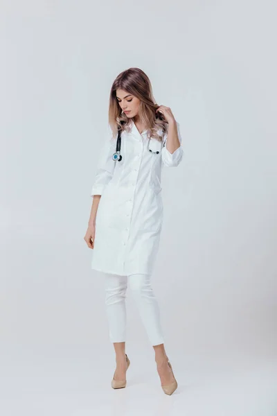 Γιατρός γυναίκα σε άσπρο παλτό με στηθοσκόπιο — Φωτογραφία Αρχείου