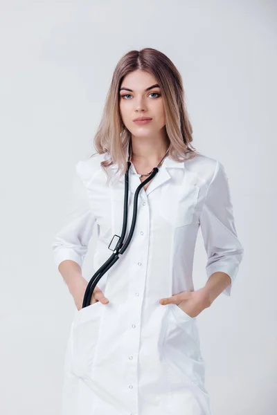 Läkare kvinna i vit rock med stetoskop — Stockfoto