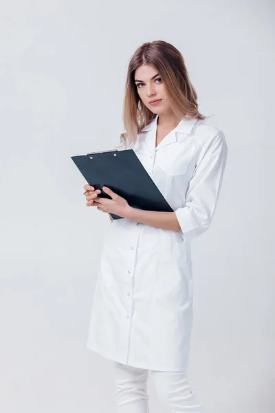 Médico médico médico mujer en blanco abrigo sostiene carpeta — Foto de Stock