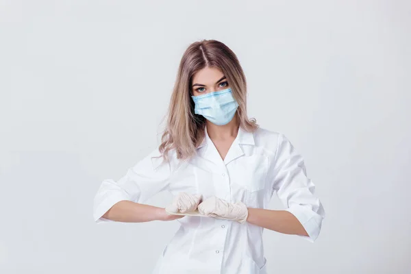 Femme médecin avec masque facial et gants médicaux — Photo