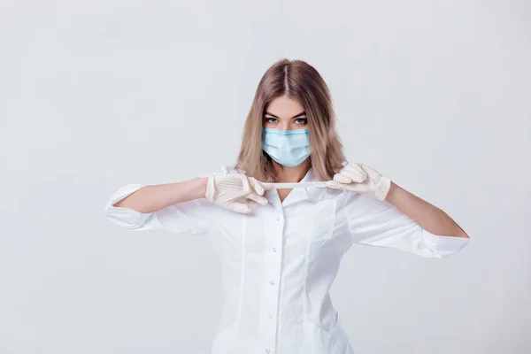 Doktorka s obličejovou masku a lékařské rukavice — Stock fotografie