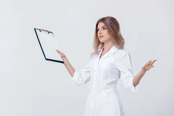 Médico médico médico mujer en blanco abrigo sostiene carpeta —  Fotos de Stock