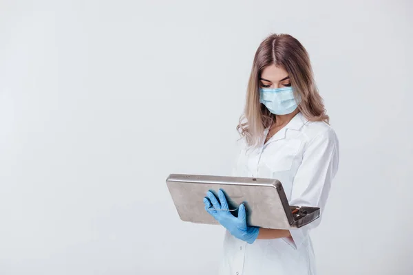 Kvinna läkare med ansiktsmask och medicinska handskar — Stockfoto