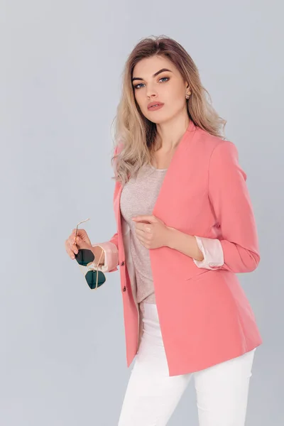 Mulher loira em pastel casual jaqueta posando em estúdio . — Fotografia de Stock