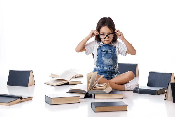 Schattig klein meisje is het lezen van een boek. — Stockfoto