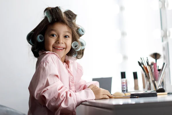 Cute little girl playing with her mothers cosmetic — Stock Photo, Image