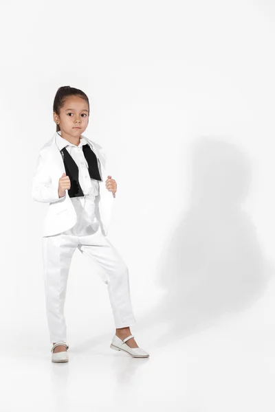 Mode flicka modell i en vit kostym och fluga — Stockfoto