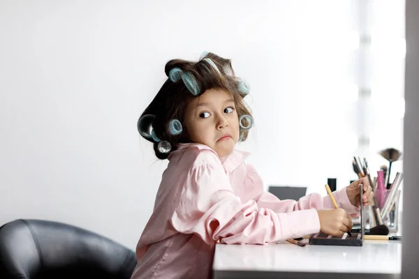 Niedliches kleines Mädchen spielt mit ihren Müttern Kosmetik — Stockfoto