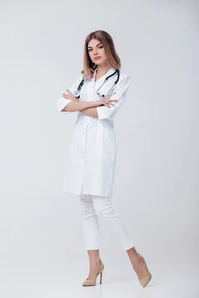 Γιατρός γυναίκα σε άσπρο παλτό με στηθοσκόπιο — Φωτογραφία Αρχείου