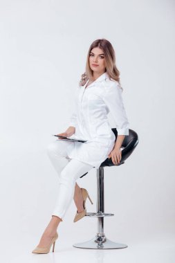 güzel sarışın doktor beyaz ceket dijital tablet kullanma