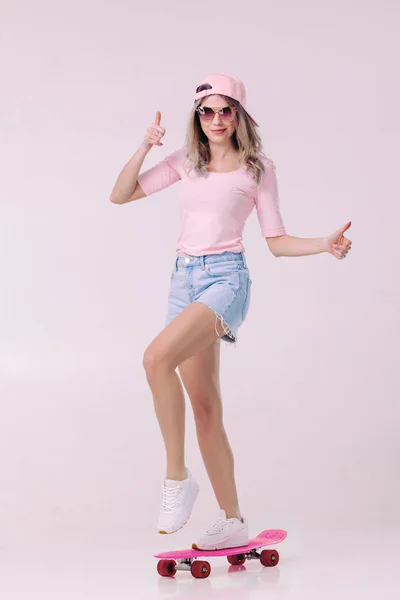 분홍색 스케이트 보드와 흰색 티셔츠에 아름 다운 여자 — 스톡 사진